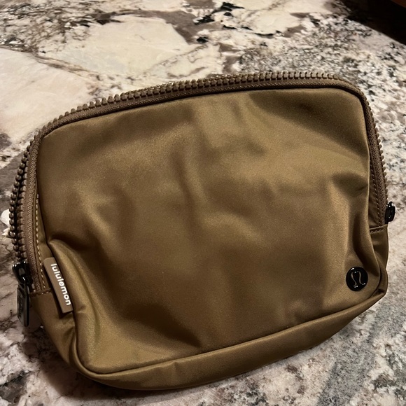 Lululemon Large Crossbody Belt Bag NWT - Picture 8 of 10